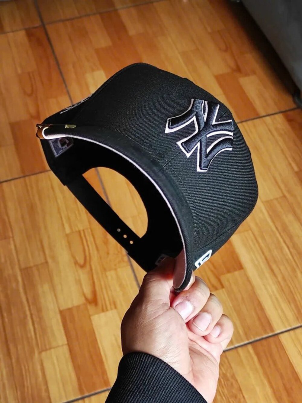 NWT New Era Black Fitted Hat White Logo Side Patch Cap - Picture 4 of 8